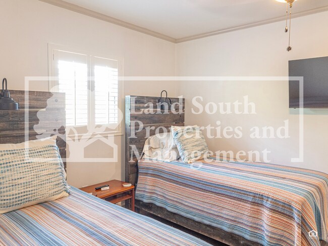 Building Photo - 327 Easton Dr