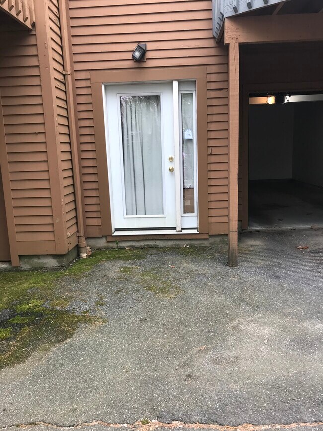 Building Photo - 44 Tolland Ave