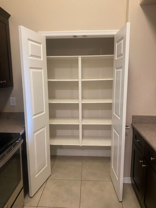 Building Photo - Spacious and Updated 3 Bed/2 Bath Condo w/Garage - Mesa