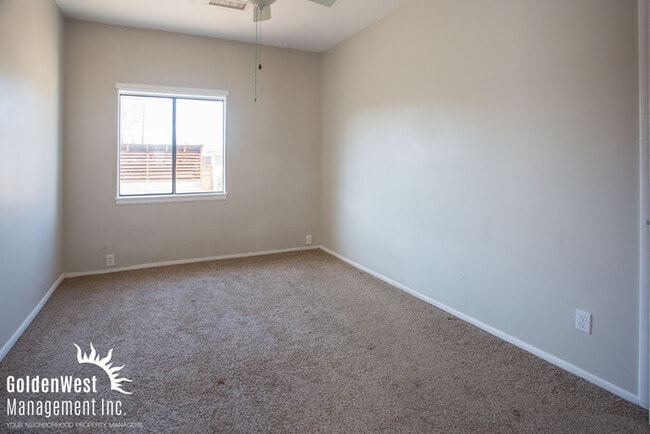 Building Photo - Charming 2Bdm 1Ba Duplex in Greater Corona...