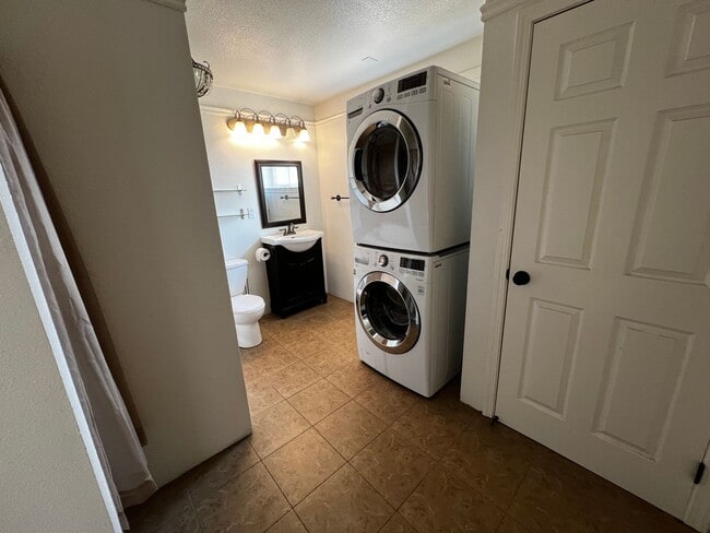 Building Photo - Nice two bedroom two bath home away from t...