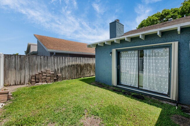 Building Photo - 7515 San Mateo Dr E