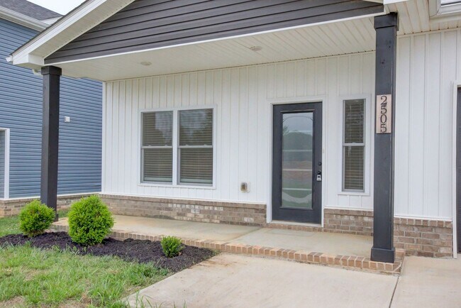 Building Photo - Whoa....this is sharp and new in every roo...