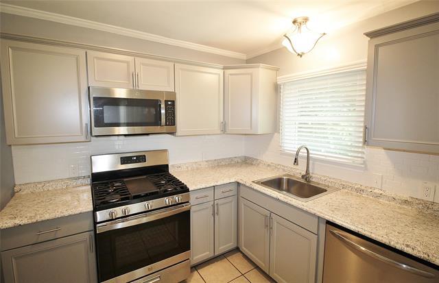 Building Photo - 1225 Lakeside Dr