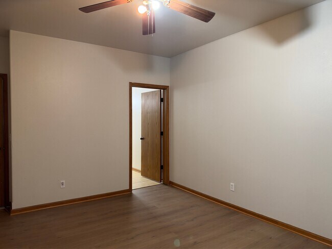 Building Photo - 612 Queens Ct