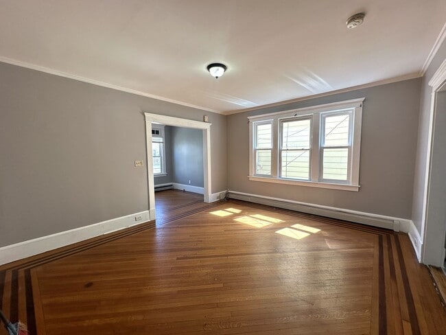 Building Photo - 5 bedrooms, 1 bathroom