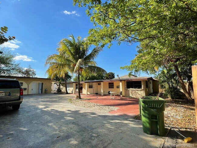 Building Photo - 633 NW 15th Ave