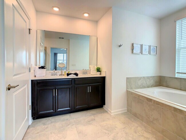 Building Photo - 9338 Sommerset Hills Dr