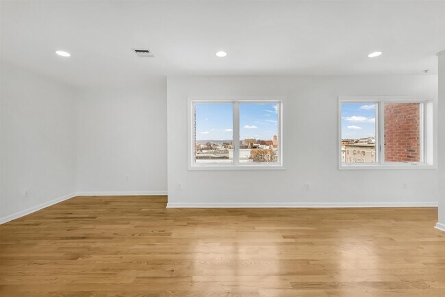 Building Photo - 605 New York Ave