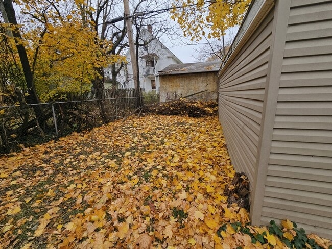 Building Photo - 2032 W 98th St