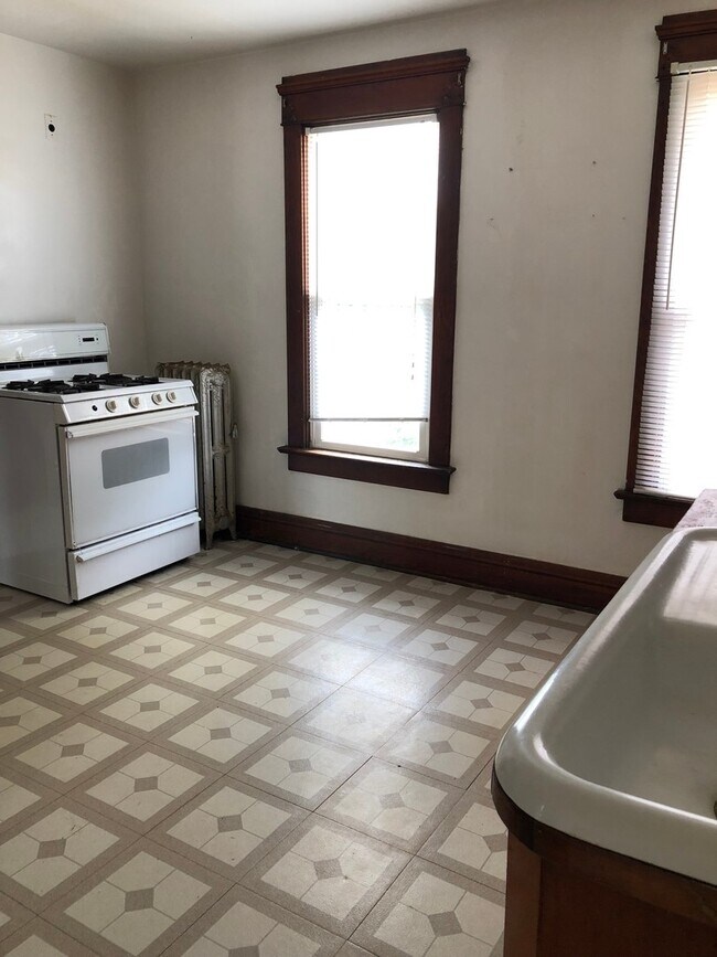 Building Photo - Mom's Moline