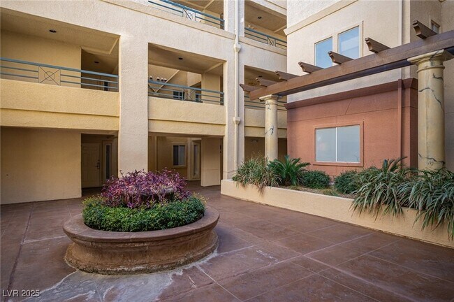 Building Photo - 220 E Flamingo Rd