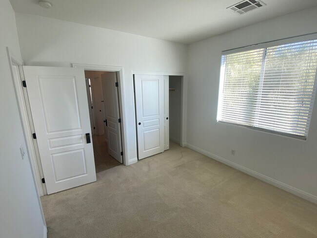 Building Photo - Beautiful 3Bed/3Bath/2Car corner lot home located in the guard gated Tuscany Community