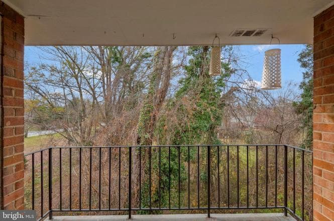 Building Photo - 3846 Lyndhurst Dr