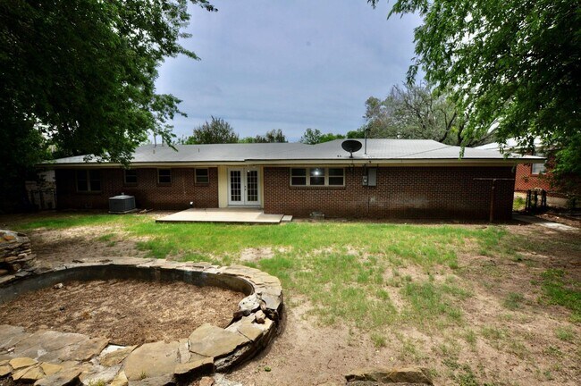 Building Photo - FOR LEASE! Nice 3-2-2 Brick Home in Weatherford!