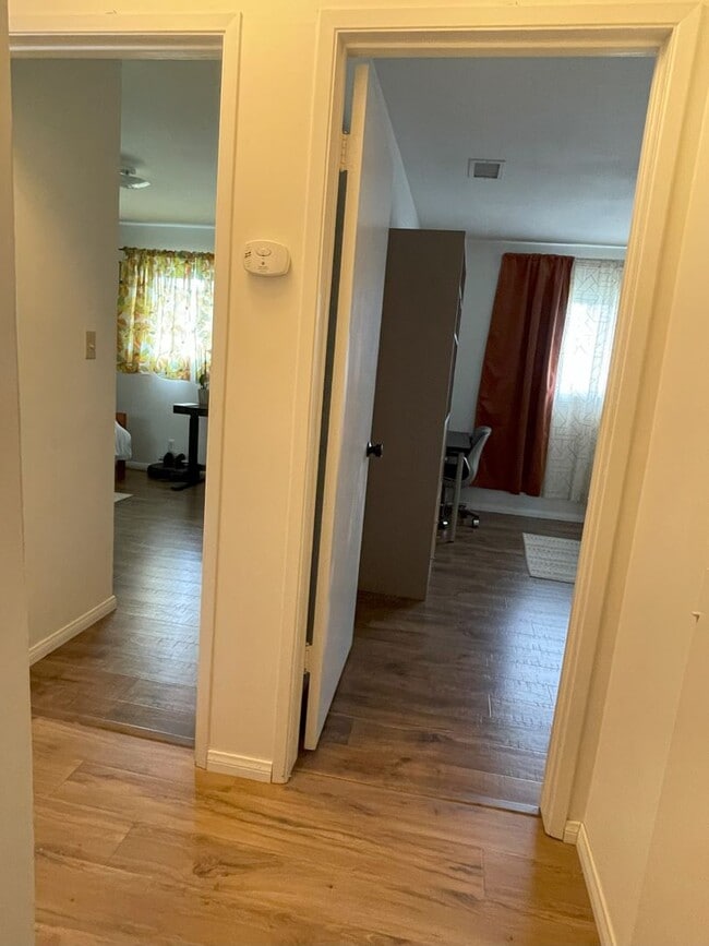 Building Photo - Beautiful single story 3 bedroom w/2 parki...