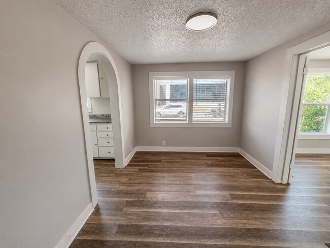 Building Photo - 3/2 Bungalo-style off Birchman