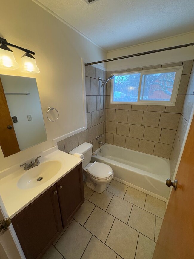 Building Photo - 2 Bedroom 1 Bath w/ Detached Single Car Ga...