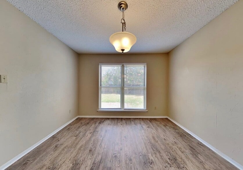 Building Photo - 2614 Remmington Dr