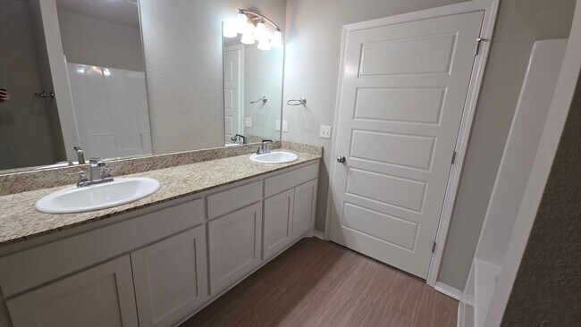 Building Photo - Great newer 3 bed 2 bath duplex.