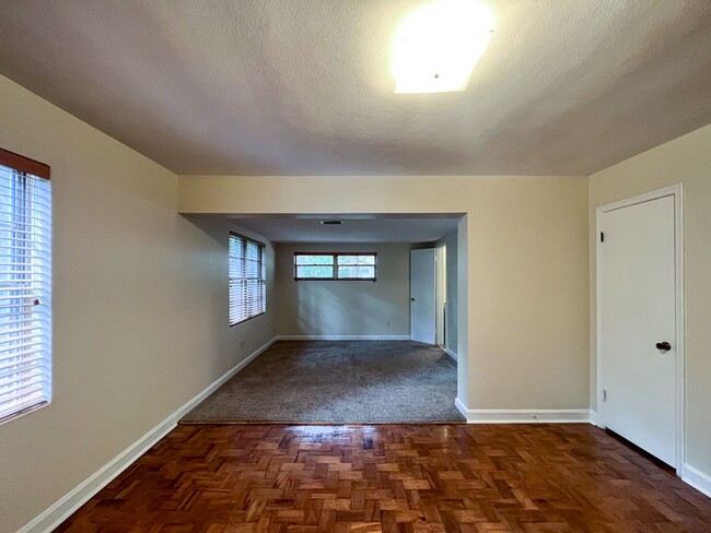 Building Photo - 3/2 Pet Friendly Home Close to Campus Avai...