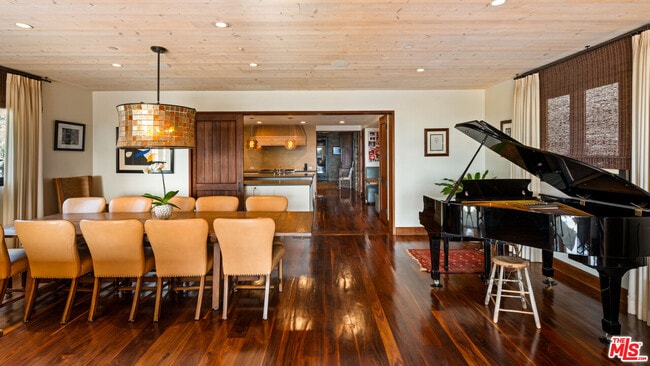 Building Photo - 964 Palisades Beach Rd