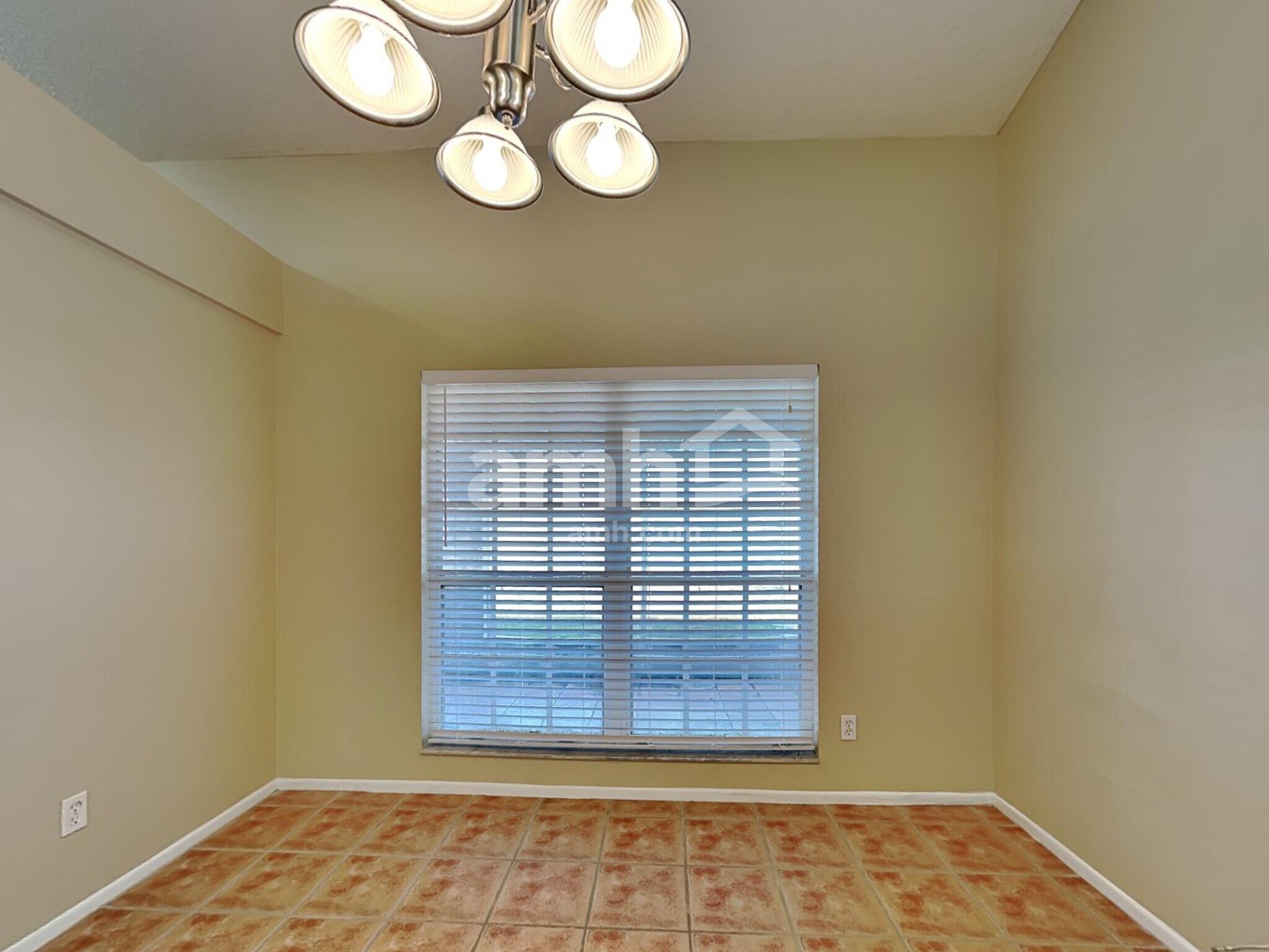 Building Photo - 1402 Lakehurst Way