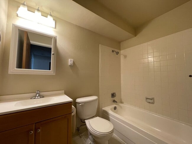 Building Photo - 402 Miller Ln