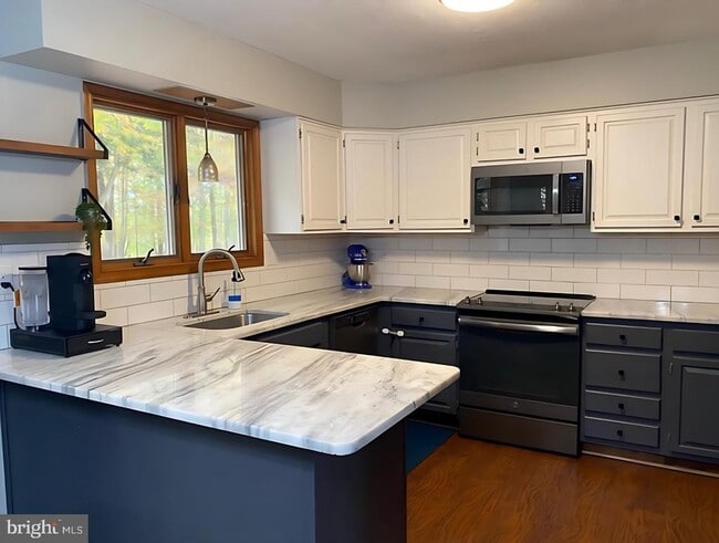 Building Photo - 8624 Valley Dr