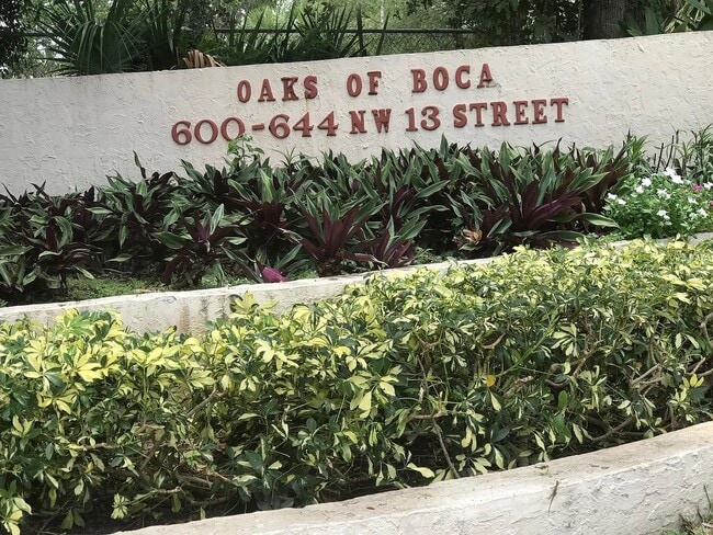 Building Photo - Oaks of Boca (McKay)