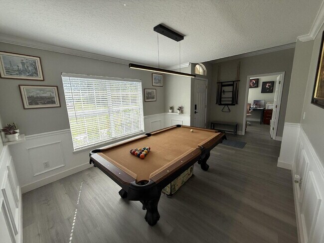 Building Photo - "Spacious 3-Bedroom Retreat with Bonus roo...
