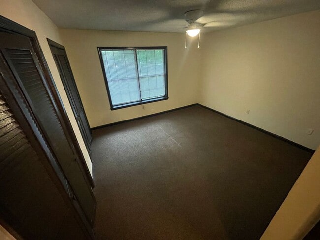 Building Photo - AVAILABLE FOR IMMEDIATE MOVE IN!