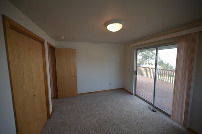 Building Photo - Beautiful water view home in Diamond Point...