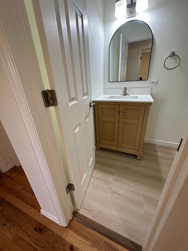 Building Photo - Spacious 3 Bedroom House with Attached Garage and Large Yard!