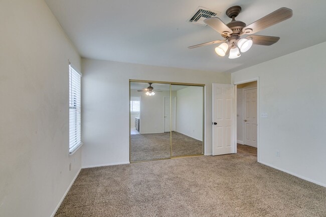Building Photo - 2nd Floor Condo Near UNLV