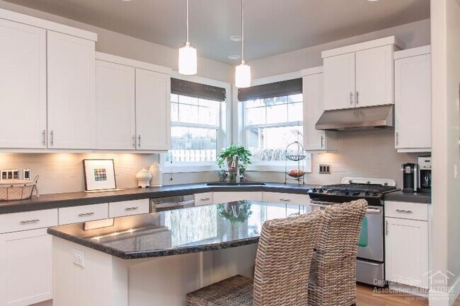 Building Photo - Darling Home Located in the Heart of NW Bend!