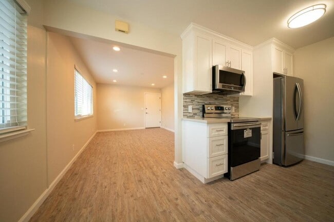 Building Photo - 1695 Whitwood Ln