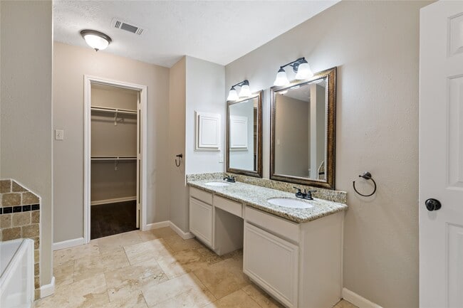 Building Photo - 3505 Stonegate Cir