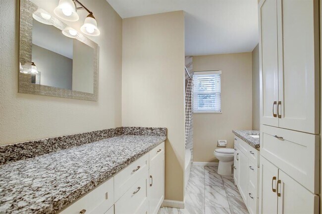 Building Photo - 5522 Duxbury St