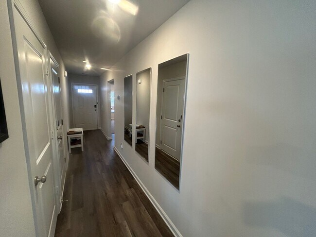 Building Photo - 417 Middlebury Ln