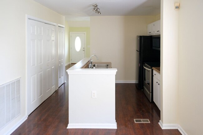 Building Photo - 3 Bedroom, 2 Bath house with fenced yard!