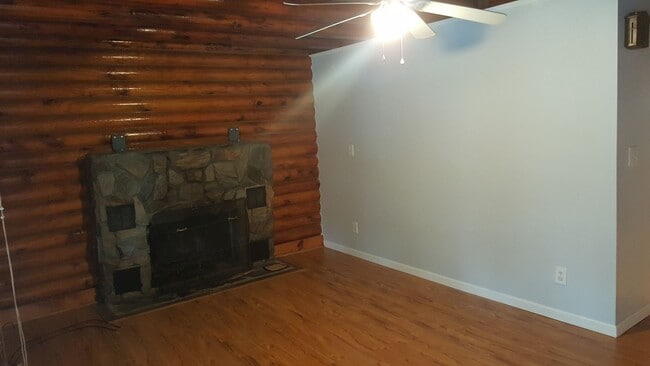 Building Photo - Duplex 2 bedroom 1 bath