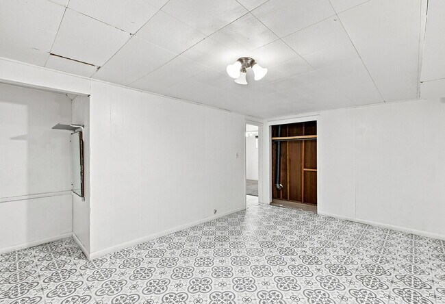 Building Photo - $2,590.95 with $300 Off The First Month's Rent, 4 Beds - 2 Bath, Single Family Home in Denver wit...