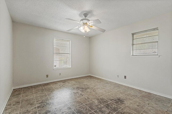 Building Photo - 216 Red River Dr