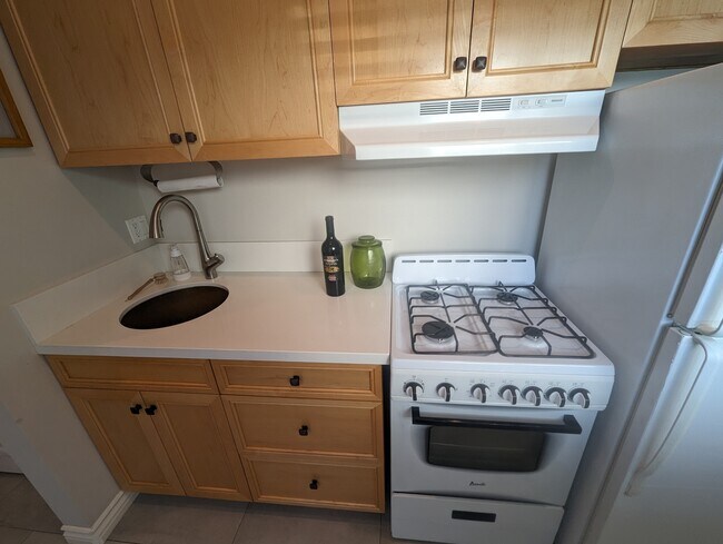 Building Photo - 2571 S Bundy Dr