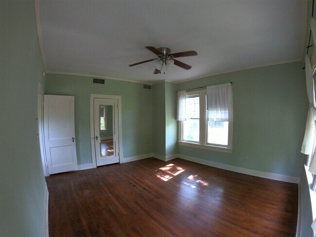 Building Photo - 824 Oakwood St