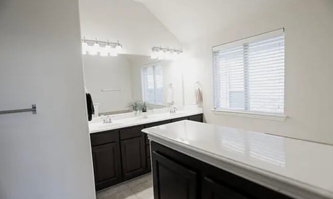 Building Photo - 1733 Rosson Rd