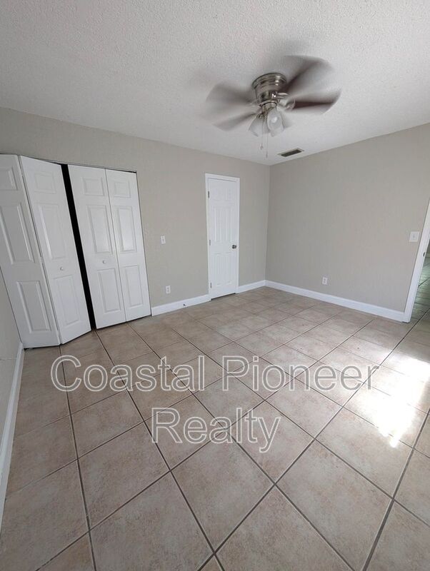 Building Photo - 5828 3rd St E