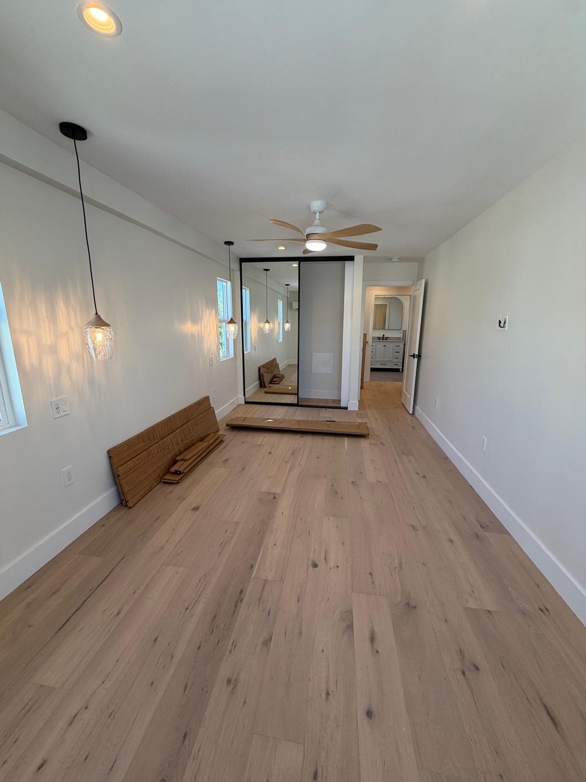 Furnished Kingbedroom (pending) - 301 Lugonia St