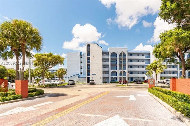 Building Photo - 9460 Fontainebleau Blvd